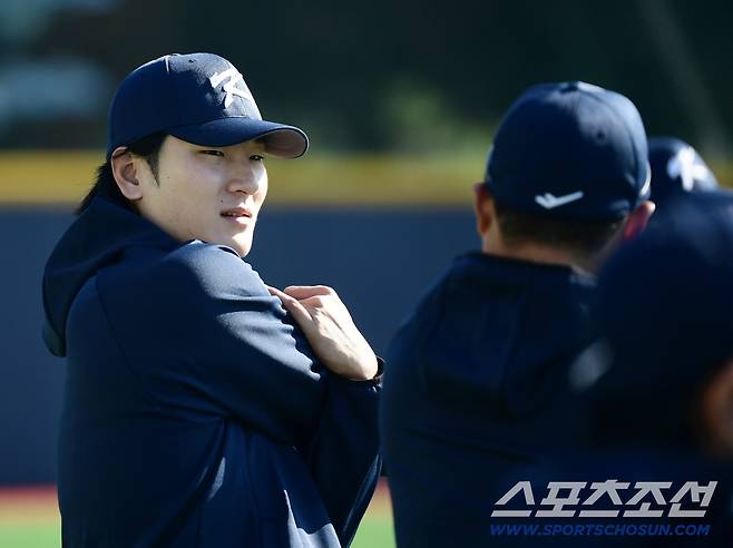 야구 국가대표팀 선수들이 3일 오후 일산 고양 야구대표팀훈련장에서 훈련을 했다. 동료들과 함께 몸을 풀고 있는 곽빈. 고양=송정헌 기자songs@sportschosun.com/2025.11.03/