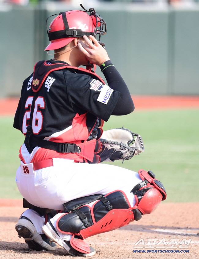 9일 부산 사직야구장에서 열린 KBO리그 시범경기 롯데와 KIA의 경기. '피치컴' 이어폰 확인하는 KIA 한승택 포수. 부산=송정헌 기자songs@sportschosun.com/2025.03.09/