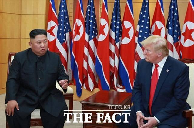 트럼프 대통령은 지난달 27일(현지시간) 말레이시아에서 일본으로 향하는 전용기에서 '김 위원장에게 무엇을 제수할 수 있는가'라는 취재진 질문에 "우리에게는 제재가 있다"고 밝힌 바 있다. 사진은 2019년 6월 30일 김 위원장과 트럼프 대통령이 판문점 남측 자유의집에서 회담하는 모습. /뉴시스