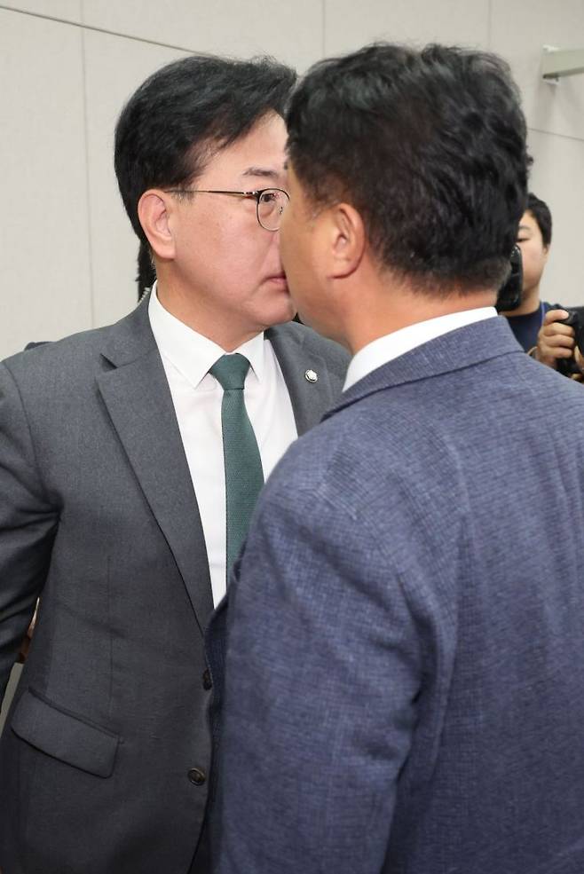 국민의힘 송언석 원내대표와 더불어민주당 이기헌 의원이 6일 서울 여의도 국회에서 열린 운영위원회의 대통령비서실과 국가안보실, 대통령경호처 등에 대한 국정감사에서 여야 설전으로 정회된 직후 이른바 '배치기'를 하며 충돌하고 있다. 연합뉴스