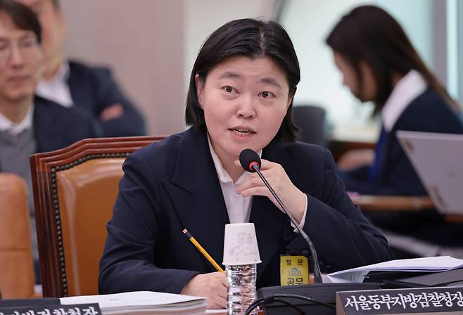 임은정 서울동부지검장이 10월 23일 서울 여의도 국회 법제사법위원회에서 열린 서울고등검찰청·서울중앙지방검찰청 등에 대한 국정감사에서 의원 질의에 답하고 있다./남강호 기자