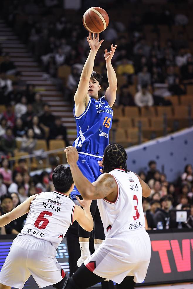 삼성 이근휘가 5일 열린 정관장과의 프로농구 홈 경기에서 3점슛을 시도하고 있다. 이근휘는 이날 3점슛 5개를 시도해 2개를 꽂았다. /KBL