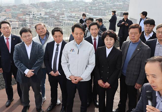 오세훈 서울시장이 6일 서울 성북구 장위13구역을 방문해 재개발에 대한 설명을 듣고 있다./연합뉴스