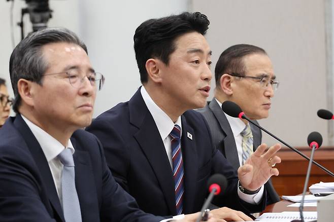 강훈식 대통령 비서실장이 6일 서울 여의도 국회에서 열린 운영위원회의 대통령비서실과 국가안보실, 대통령경호처 등에 대한 국정감사에서 위원 질의에 답하고 있다. 연합뉴스