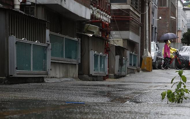 2022년 8월30일 서울 관악구 신림동 주택가에 비가 내리고 있다. 그해 8월엔 기록적인 집중호우로 여지없이 반지하 주택에 침수 피해가 발생했다. 한겨레 김혜윤 기자