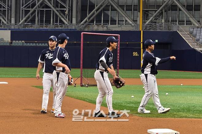 5일 서울 고척스카이돔에서 열린 국가대표 훈련. 3루 수비에만 문보경-노시환-송성문-한동희 4명의 선수가 몰려 있다. 고척=윤승재 기자