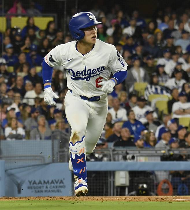 <yonhap photo-6532=""> Los Angeles Dodgers 2nd baseman Hyeseong Kim hits a solo home run against the Athletics for career home run No. 1 in the fifth inning at Dodger Stadium in Los Angeles on Wednesday, May 14, 2025. Photo by Jim Ruymen/UPI/2025-05-15 16:44:43/ <저작권자 ⓒ 1980-2025 ㈜연합뉴스. 무단 전재 재배포 금지, AI 학습 및 활용 금지></yonhap>