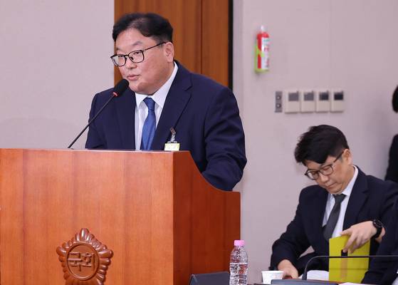 23일 국회 법제사법위원회에서 열린 국정감사에서 엄희준 광주고검 검사(왼쪽)가 의원들 질문에 답하고 있다. 오른쪽은 문지석 광주고검 부장검사. 임현동 기자