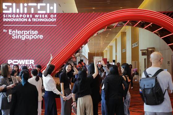 지난달 31일 각종 행사로 북적이는 싱가포르 마리나베이 샌즈 컨벤션 센터 복도. 중앙포토