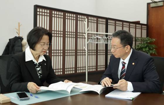 정성호(오른쪽) 법무부 장관이 6일 추미애 국회 법제사법위원회 위원장을 예방하고 법무부 소관 ‘민생, 안전을 위한 10대 법안’의 정기국회 내 통과를 요청했다. 사진 법무부