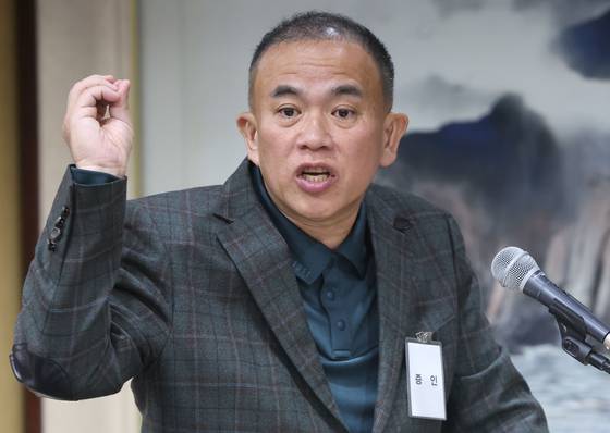 정치 브로커 명태균씨가 지난달 28일 오전 경남도청에서 열린 국회 행정안전위원회 경남도청 국감에서 증인으로 나와 의원 질의에 답하고 있다. 연합뉴스