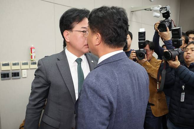 국민의힘 송언석 원내대표와 더불어민주당 이기헌 의원이 6일 서울 여의도 국회에서 열린 운영위원회의 대통령비서실과 국가안보실, 대통령경호처 등에 대한 국정감사에서 여야 설전으로 정회된 직후 이른바 '배치기'를 하며 충돌하고 있다. / 사진=연합뉴스