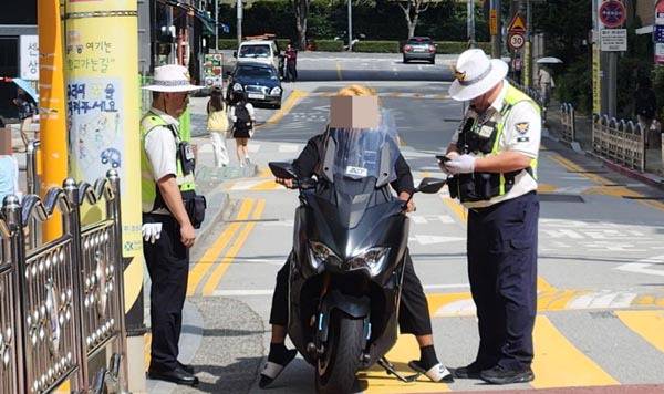 부산 경찰이 이륜차 단속을 진행하고 있는 모습. 부산경찰청 제공
