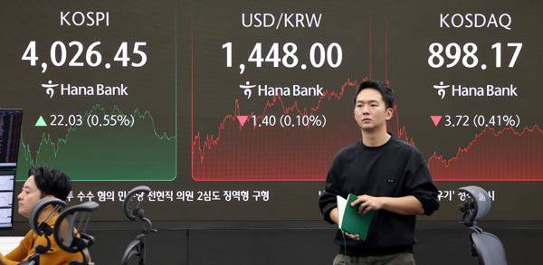 6일 서울 중구 하나은행 본점 딜링룸에서 딜러가 업무를 보고 있다. 이날 코스피지수는 전장보다 22.03포인트(0.55%) 오른 4,026.45에, 코스닥지수는 3.72포인트(0.41%) 하락한 898.17에 장을 마감했다. 연합뉴스