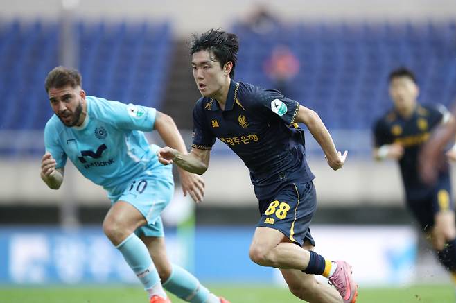 대구 라마스와 광주 문민서. 한국프로축구연맹 제공