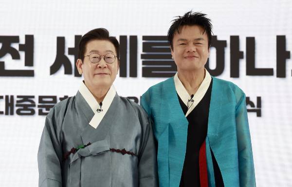 가수 박진영이 대중문화교류위원회 위원장직을 수락한 배경에 대해 밝혔다. 사진은 이재명 대통령이 1일 경기 고양시 킨텍스에서 열린 대중문화교류위원회 출범식에서 박진영 대중문화교류위원회 공동위원장에게 위촉장 수여 후 기념촬영하는 모습. /사진=뉴시스