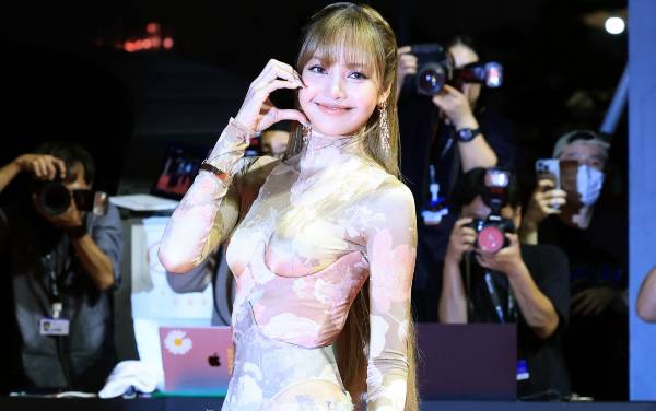 블랙핑크 리사가 디즈니 애니메이션 '라푼젤' 실사화 영화 주인공 후보로 거론되고 있다. 사진은 블랙핑크 리사가 지난달 17일 오후 부산 해운대구 영화의전당에서 열린 ‘제30회 부산국제영화제’(BIFF) 개막식에 참석해 레드카펫을 밟는 모습. /사진=뉴스1