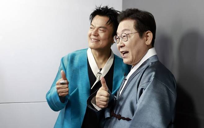 박진영 대중문화교류위원회 공동위원장이 지난달 1일 경기 고양시 킨텍스에서 열린 대중문화교류위원회 출범식 K컬처 체험존 포토부스에서 이재명 대통령과 기념촬영 하고 있다. 뉴시스