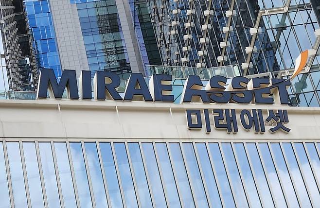 미래에셋증권은 6일 공시를 통해 올해 3분기 연결기준 영업이익이 지난해 동기 대비 39.9% 감소한 2228억원으로 잠정 집계됐다고 밝혔다. ⓒ연합뉴스
