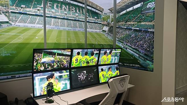 전북 현대가 전주월드컵경기장에 복합문화공간인 ‘팬 익스피리언스센터’를 구축했다. 2026시즌 개막에 맞춰 공식 개관을 준비하는 이곳은 방문객들의 눈과 귀를 즐겁게 할 것으로 보인다. 전주|남장현 기자