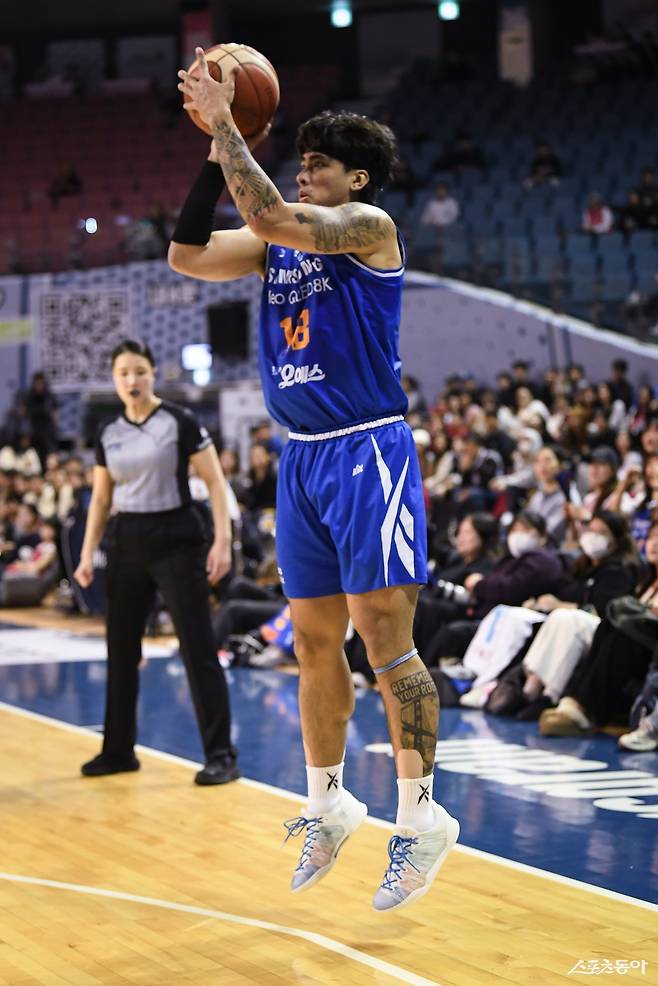 삼성 저스틴 구탕이 5일 잠실실내체육관에서 열린 정관장전서 3점슛을 시도하고있다. 구탕은 55%의 높은 3점슛 성공률로 삼성이 외곽 농구를 펼치는데 앞장서고 있다. 사진제공|KBL