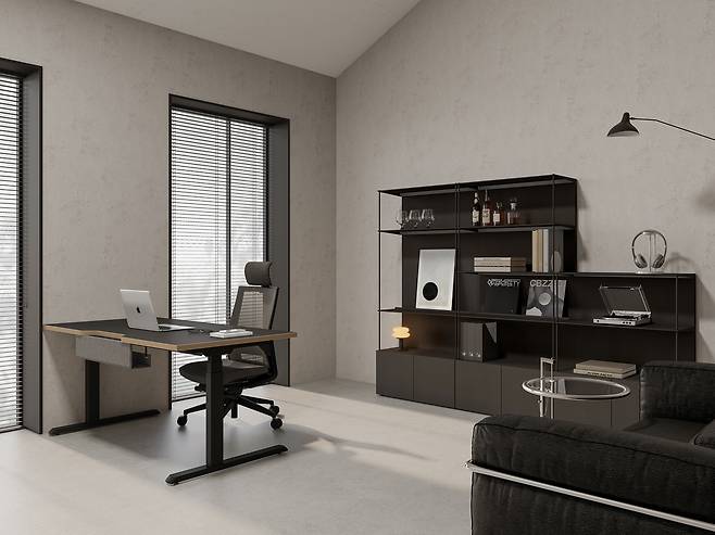 데스커 브랜드 제품들로 만든 ‘홈오피스’ 공간이다. 모션데스크 프리미엄(왼쪽 측면) 높이조절 책상은 국내 동종 모델 중 가장 수요가 높다.