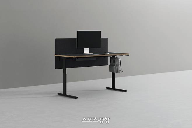 데스커(Desker)의 모션데스크 프리미엄. 전동식으로 높이조절이 가능해 체형에 맞는 셋팅을 이룰 수 있다.