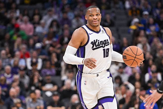 러셀 웨스트브룩이 6일 미국 캘리포니아주 새크라멘토의 골든 1 센터에서 열린 골든스테이트와의 2025~2026 미국프로농구 정규리그 홈경기에서 드리블하고 있다. 새크라멘토 | Imagn Images연합뉴스