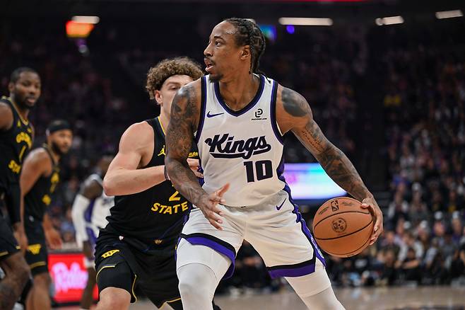 더마 드로잔이 6일 미국 캘리포니아주 새크라멘토의 골든 1 센터에서 열린 골든스테이트와의 2025~2026 미국프로농구 정규리그 홈경기에서 포스트업을 하고 있다. 새크라멘토 | AP연합뉴스