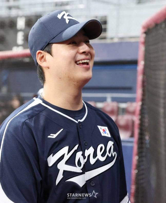 대한민국 야구대표팀이 5일 서울 고척스카이돔에서 훈련을 진행했다. 노시환이 밝은 표정으로 인터뷰에 응하고 있다. 야구대표팀은 2026 월드베이스볼클래식(WBC)에 대비, 8일과 9일 체코와의 평가전과 15일과 16일엔 일본 도쿄돔에서 일본과 총 4차례 'K-베이스볼 시리즈를 진행한다. /사진=김진경 대기자