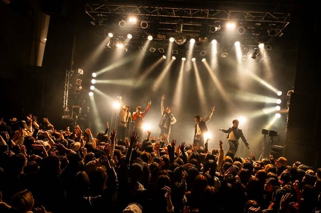 BTS 섰던 그 자리에! 코르티스 첫 일본 쇼케이스 대성황