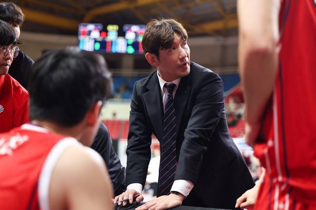 양동근(가운데) 울산 현대모비스 감독이 작전 지시하고 있다. /사진=KBL 제공
