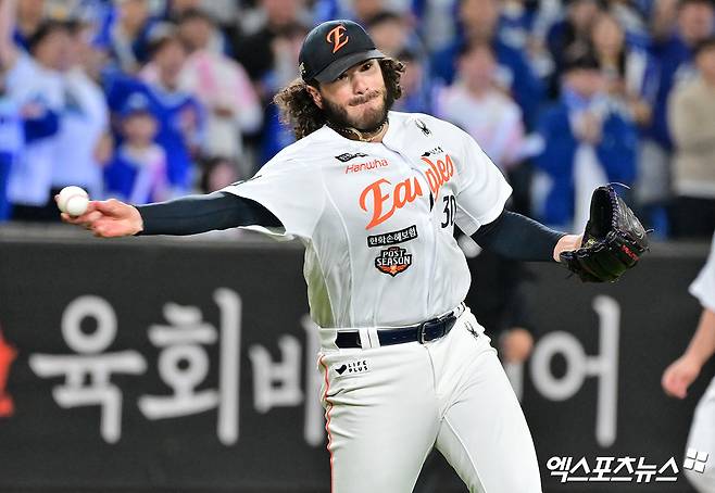 24일 오후 대전 한화생명 볼파크에서 열린 '2025 신한 SOL Bank KBO 포스트시즌' 삼성 라이온즈와 한화 이글스의 플레이오프 5차전 경기, 3회초 1사 1루 한화 폰세가 삼성 디아즈의 타구를 잡아 1루로 송구하고 있다. 엑스포츠뉴스 DB