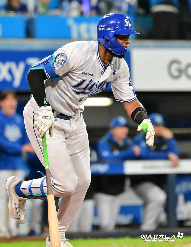 22일 오후 대구삼성라이온즈파크에서 열린 '2025 신한 SOL Bank KBO 포스트시즌' 한화 이글스와 삼성 라이온즈의 플레이오프 4차전 경기, 4회말 1사 삼성 디아즈가 우전안타를 날리고 있다. 엑스포츠뉴스 DB