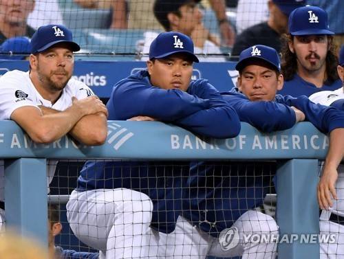 미국 메이저리그 LA 다저스에서 함께 뛰었던 류현진(가운데)과 마에다 겐타(오른쪽). 사진 연합뉴스