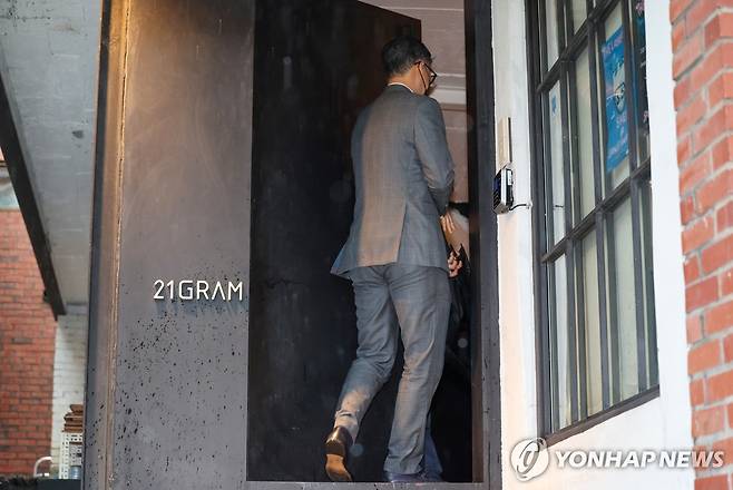 '대통령 관저이전 특혜 의혹' 21그램 압수수색 (서울=연합뉴스) 임화영 기자 = 김건희 여사의 각종 의혹을 수사하는 민중기 특별검사팀이 대통령 관저 이전 공사 과정에 관여하며 특혜 의혹을 받는 인테리어 업체 '21그램'에 13일 압수수색을 위해 들어서고 있다. 2025.8.13 hwayoung7@yna.co.kr