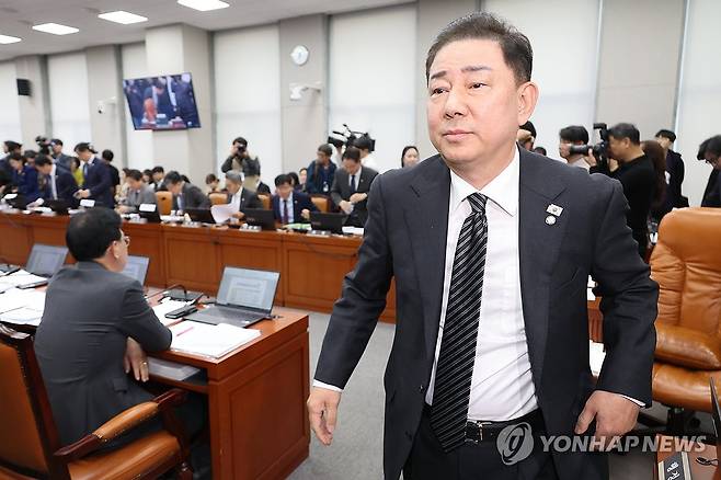 '배치기' 충돌로 치달은 운영위 국감 (서울=연합뉴스) 김주성 기자 = 김병기 국회 운영위원장이 6일 서울 여의도 국회에서 열린 운영위원회의 대통령비서실과 국가안보실, 대통령경호처 등에 대한 국정감사에서 의원들의 고성이 이어지자 정회 선포 후 회의장에서 나가고 있다. 2025.11.6 utzza@yna.co.kr