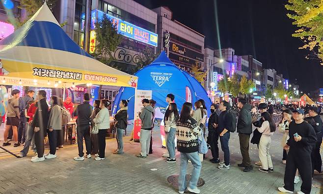 ▲ 2025 포항치맥페스티벌이 7~8일 오후 1시부터 포항 남구 쌍용사거리 젊음의거리 일원에서 열린다. 7일 처갓집양념치킨 브랜드가 줄지어 있는 모습. 서의수 기자