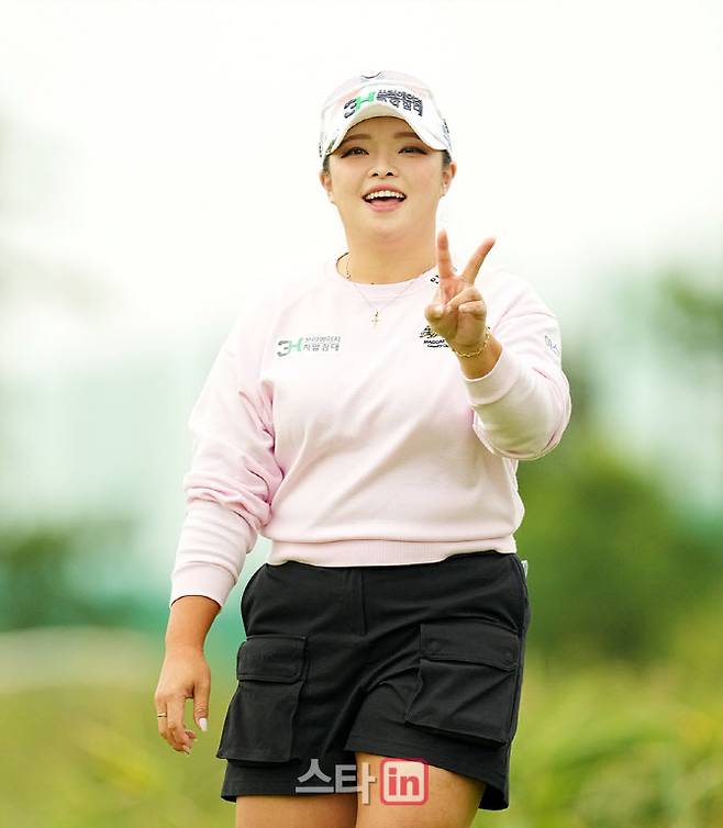 장하나가 KLPGA 투어 경기 도중 카메라를 발견한 뒤 밝게 웃으며 포즈를 취하고 있다. (사진=이데일리 골프in 조원범 기자)