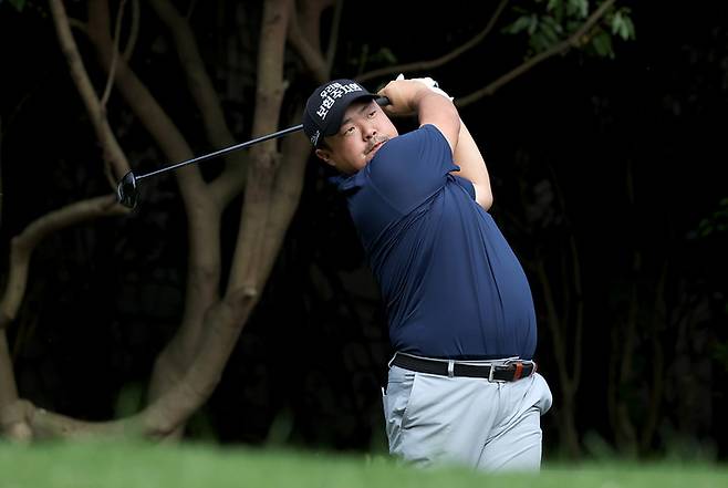유송규가 7일 열린 KPGA 투어챔피언십 in 제주 2라운드에서 샷을 하고 있다.