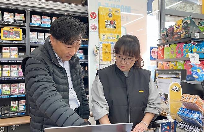 경기도 화성시에서 이마트24를 운영 중인 이미연 경영주가 영업팀장으로부터 설명을 듣고 있다. (이마트24 제공).