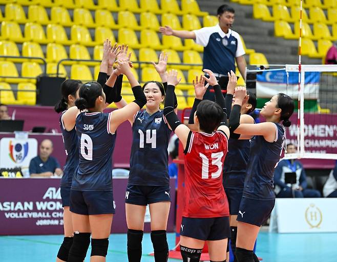 한국 여자 U16 배구대표팀이 2025 아시아배구연맹 U16 챔피언십 4강에 올랐다. (아시아배구연맹 홈페이지)