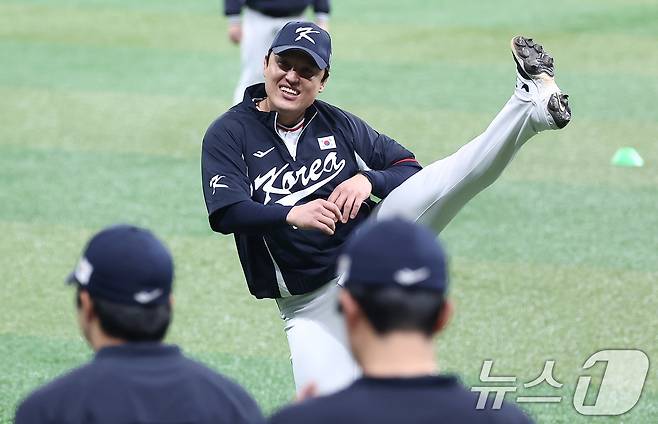 야구대표팀 박동원이 7일 서울 고척스카이돔에서 스트레칭을 하고 있다. 류지현 감독이 이끄는 대표팀은 오는 8,9일 체코에 이어 15,16일에 일본과의 평가전 경기를 치를 예정이다. 2025.11.7/뉴스1 ⓒ News1 김성진 기자