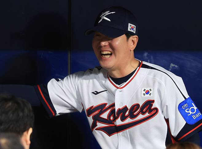 류지현 감독이 취재진 질문에 웃으며 답하고 있다. 사진 | 연합뉴스