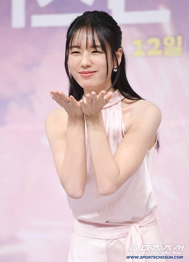 SBS 수목드라마 '키스는 괜히해서!' 제작발표회가 5일 오후 서울 목동 SBS에서 열렸다. 안은진이 포즈 취하고 있다. 정재근 기자 cjg@sportschosun.com/2025.11.5/