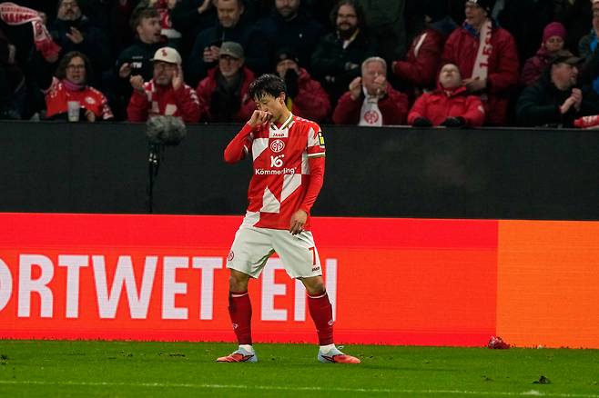 Mainz's Lee Jae-sung celebrates his side's second goal during the Europa Conference League match between Mainz and Fiorentina in Frankfurt, Germany, Thursday, Nov. 6, 2025. (AP Photo/Michael Probst)<저작권자(c) 연합뉴스, 무단 전재-재배포, AI 학습 및 활용 금지>