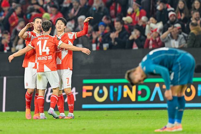 FSV Mainz 05's Jae-sung Lee, third from left, celebrates with teammates after scoring a goal against Fiorentina during a Conference League soccer match, Thursday, Nov. 6, 2025, in Mainz, Germany. (Uwe Anspach/dpa via AP) GERMANY OUT; MANDATORY CREDIT <저작권자(c) 연합뉴스, 무단 전재-재배포, AI 학습 및 활용 금지>
