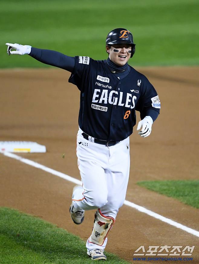 27일 잠실구장에서 열린 한국시리즈 2차전 LG 트윈스와 한화 이글스의 경기. 1회초 1사 한화 노시환이 솔로포를 날린 뒤 환호하고 있다. 잠실=박재만 기자 pjm@sportschosun.com/2025.10.27/