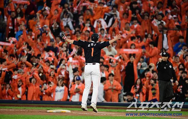 삼성과 한화의 PO 3차전. 한화가 삼성에 5대 4로 승리했다. 승리가 확졍되자 포효하는 한화 문동주.