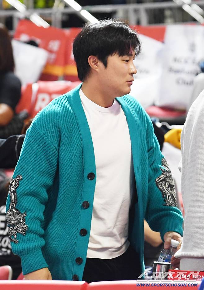 4일 잠실학생체육관에서 열린 프로농구 서울 SK와 부산 KCC의 경기. 메이저리그 애틀랜타 브레이브스 김하성이 경기장을 나서고 있다. 잠실=박재만 기자 pjm@sportschosun.com/2025.11.04/